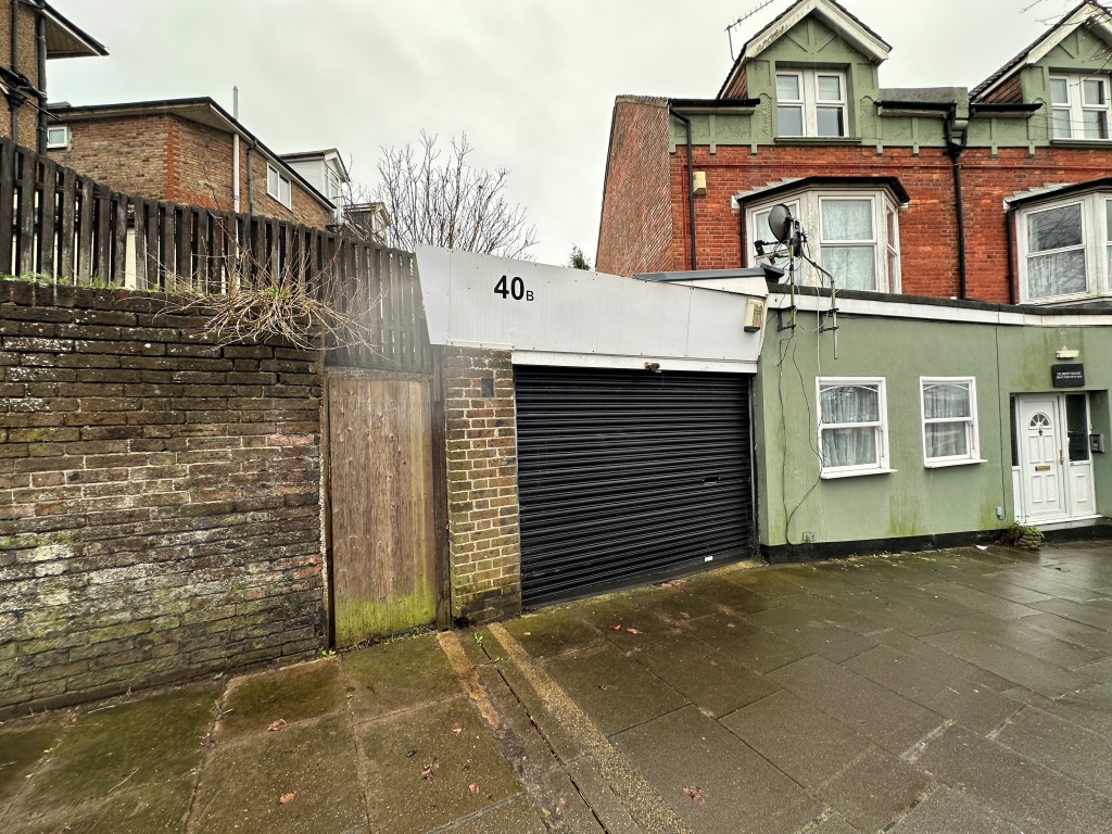 Lot: 46202 - VACANT FREEHOLD COMMERCIAL PREMISES - External of Unit with shutter down